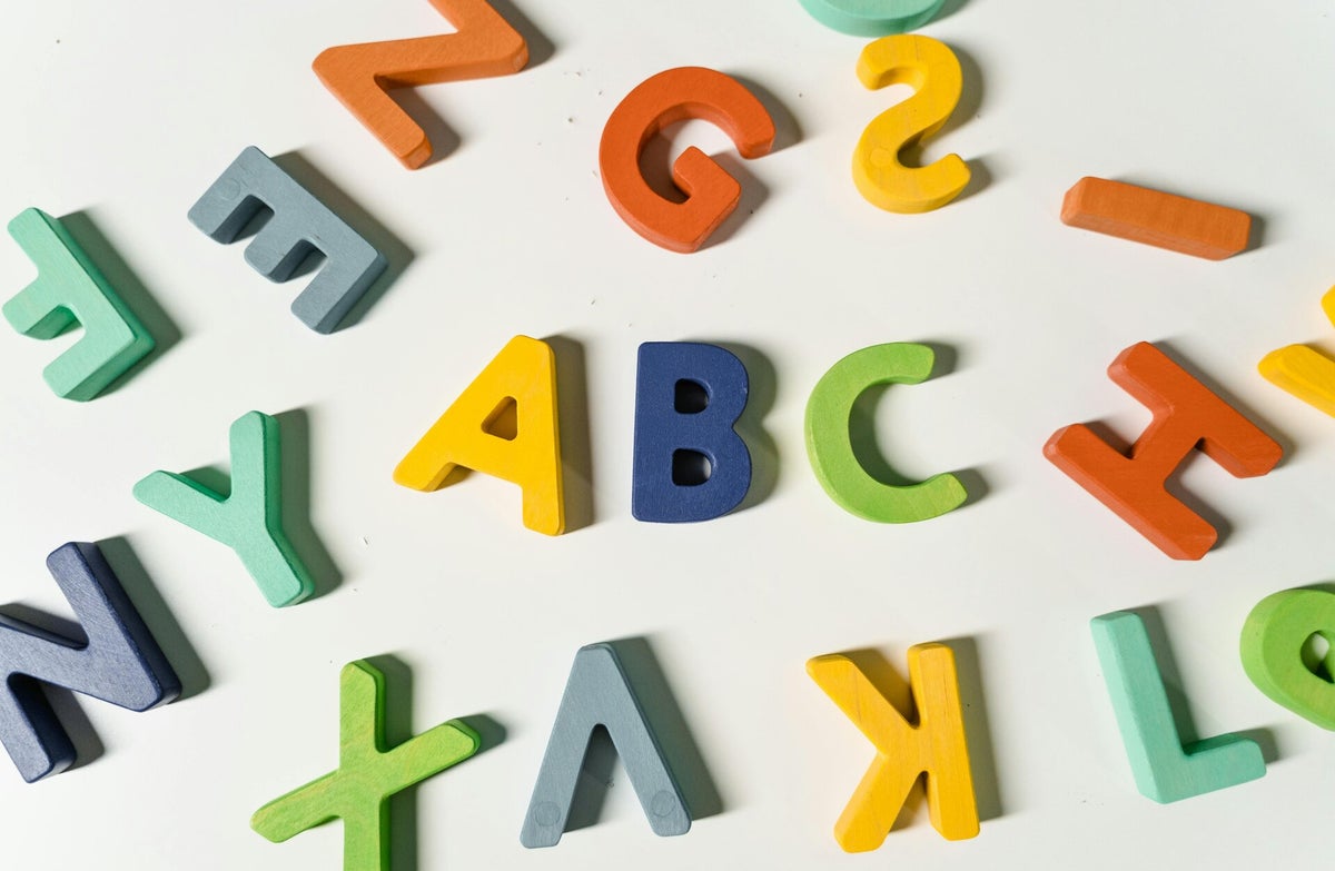 Attività di apprendimento con lettere e quaderno
