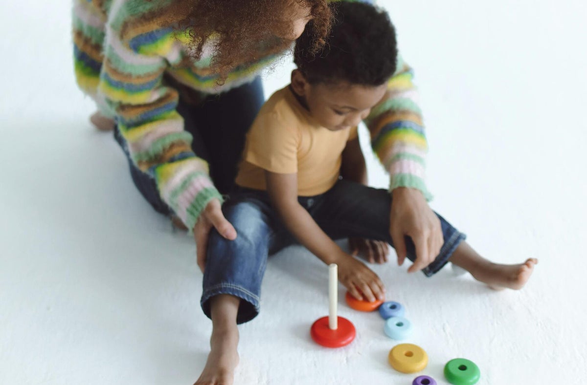 Bambino durante un'attività di linguaggio